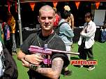 SimonApplethwaiteandhispinkgun01615.jpg
